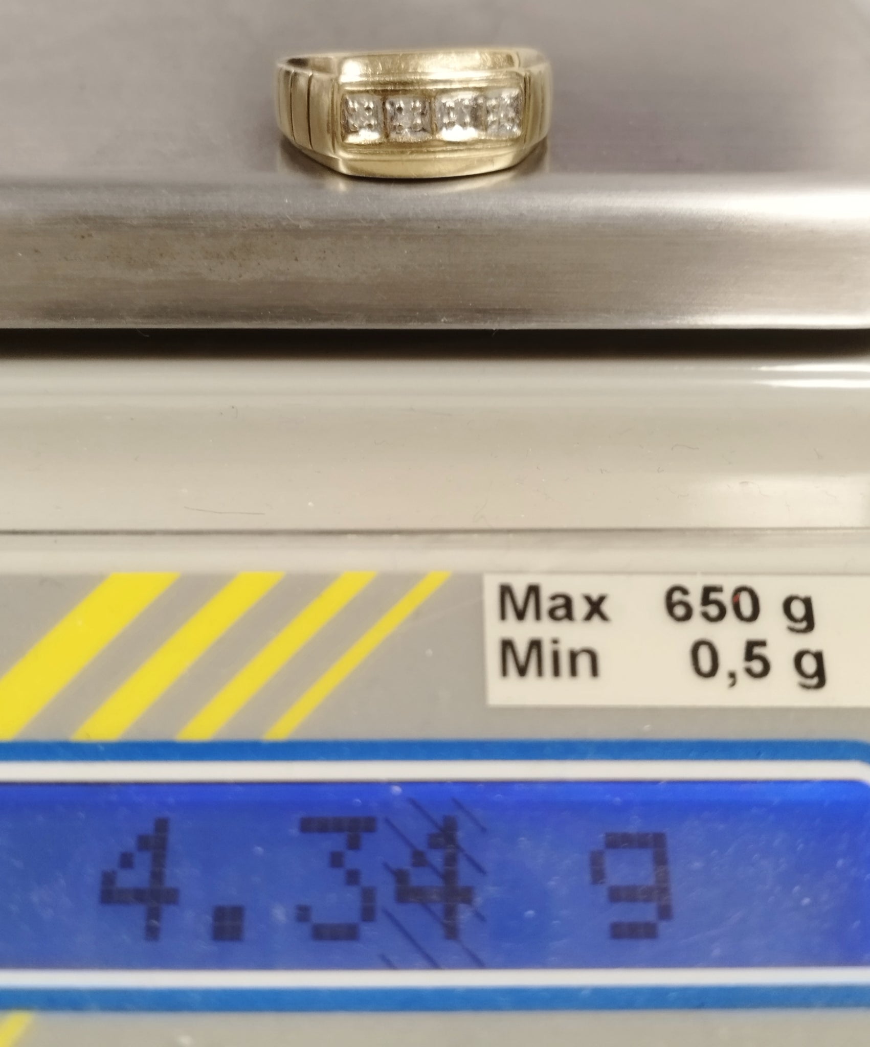 9ct  Yellow Gold & Diamond Mens Ring Size T