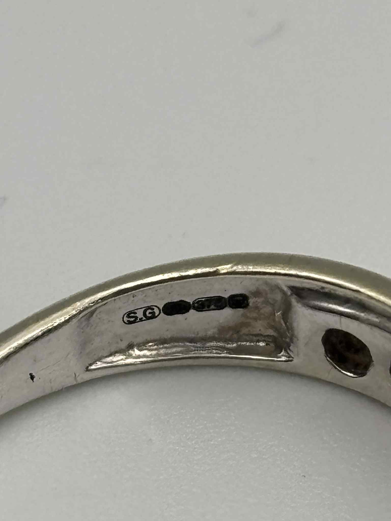 9ct 375 white gold with stones 2.3g size M