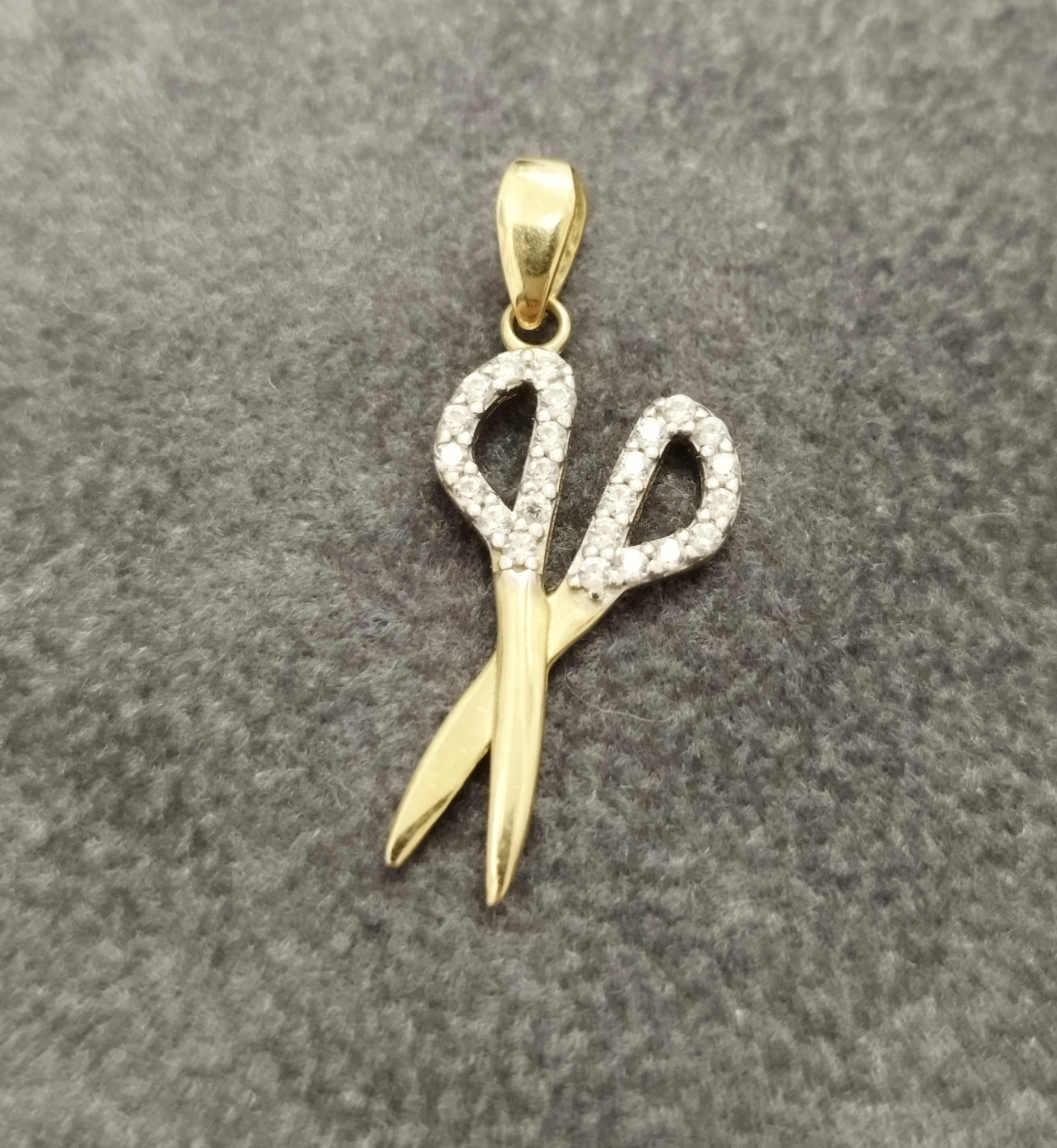 14ct Yellow Gold & Clear Stone set Scissors Pendant