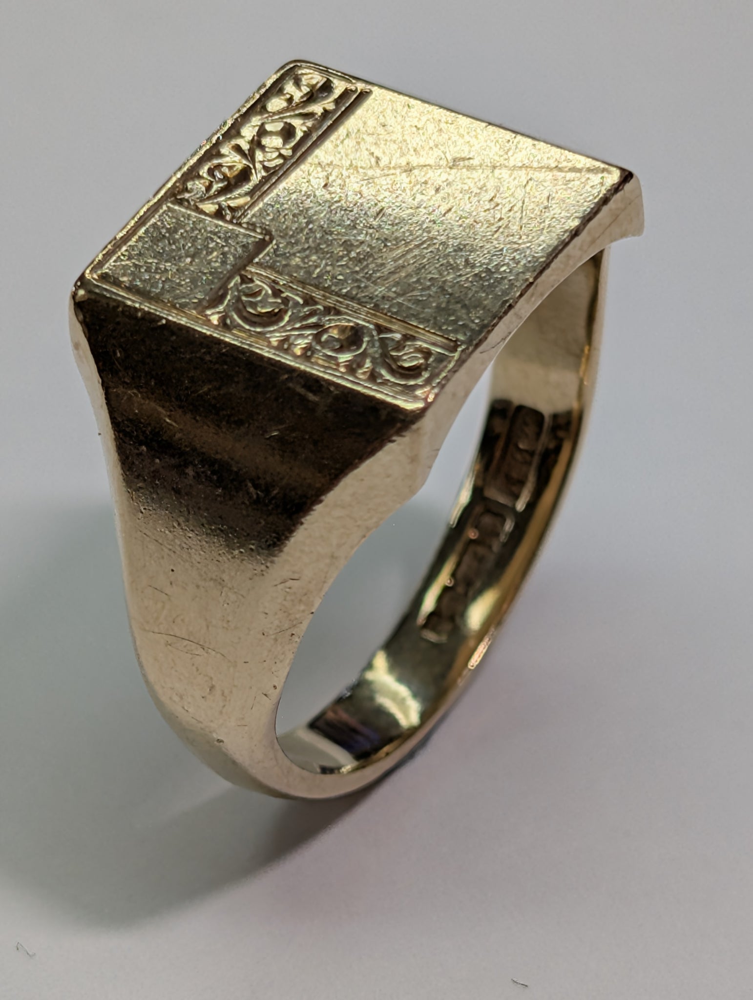 9CT GOLD PATTERNED SIGNET RING