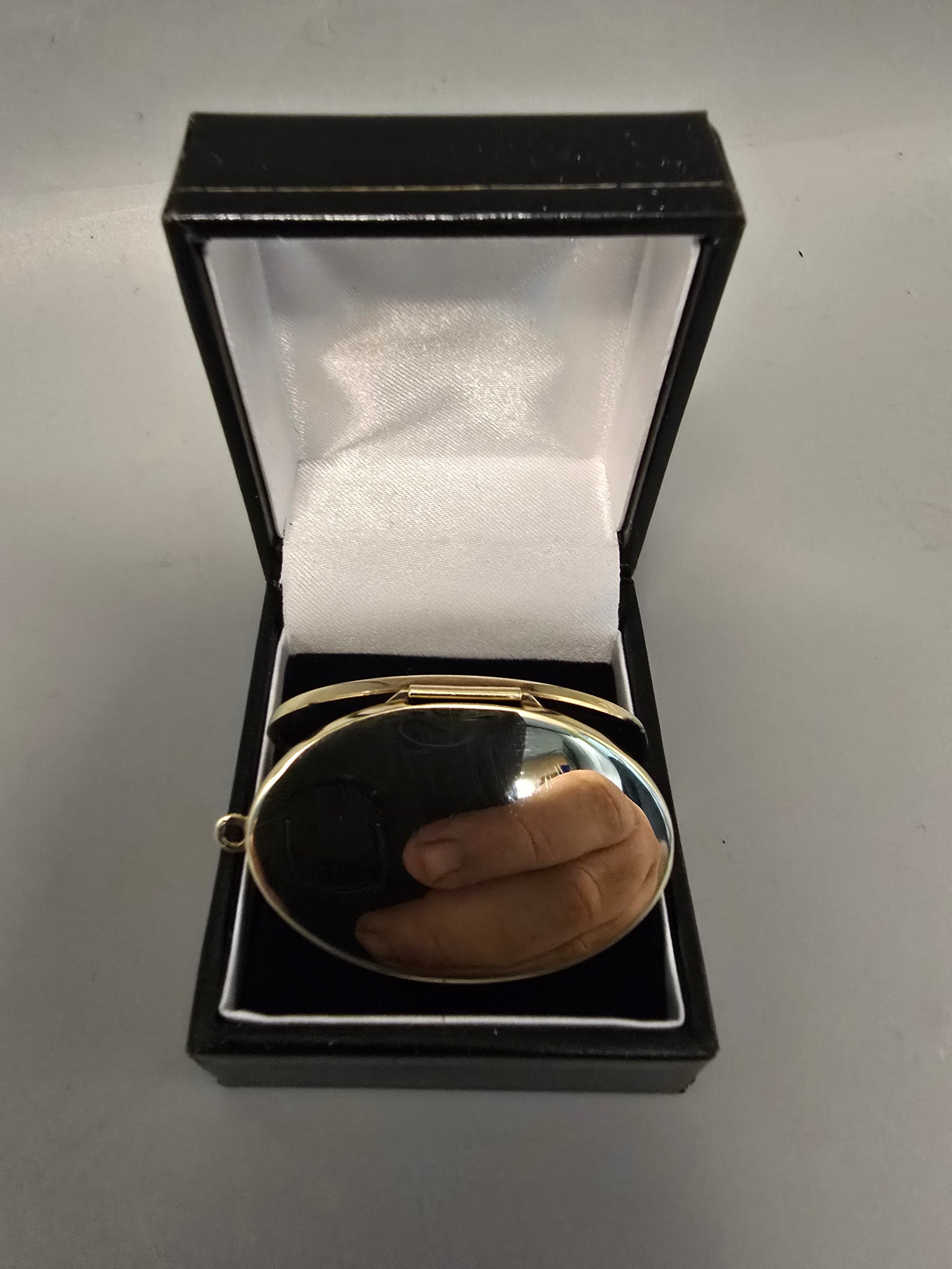 9ct Gold Pendent Locket 6.4G 40mm in Length