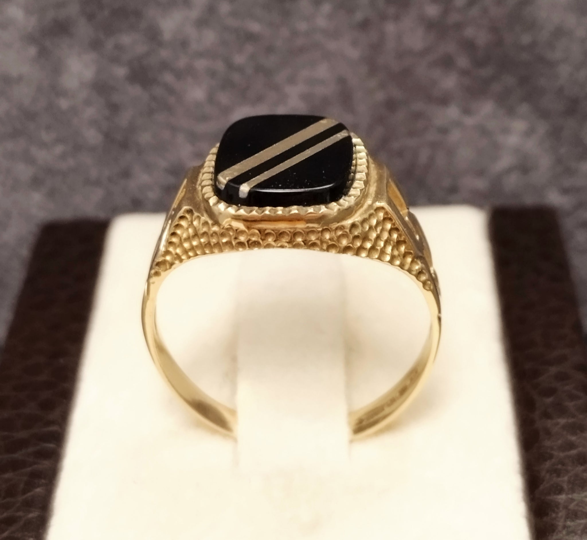 9ct Yellow Gold Decorative Signet Ring With Black Stone - Size V