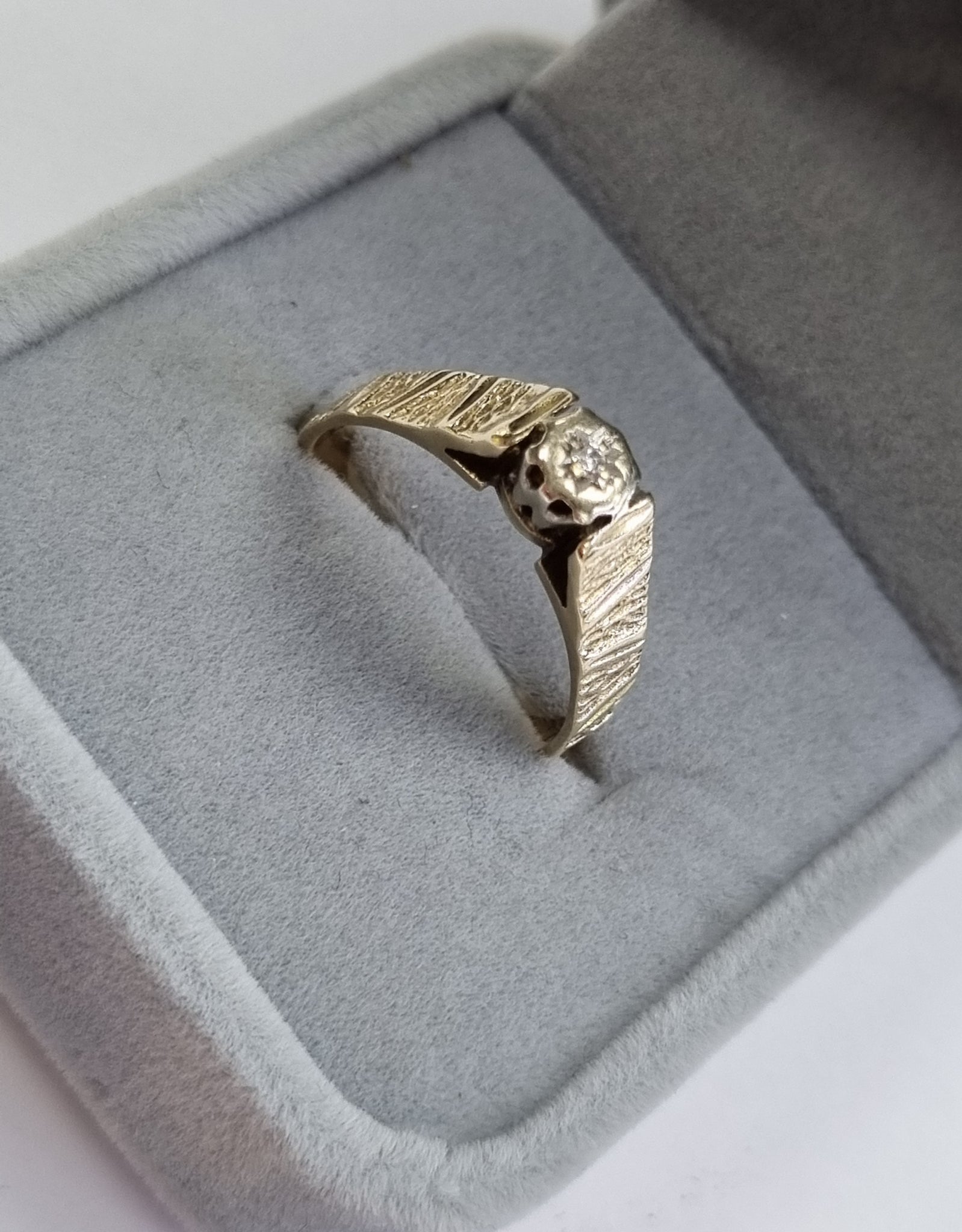 9ct gold diamond ring size R