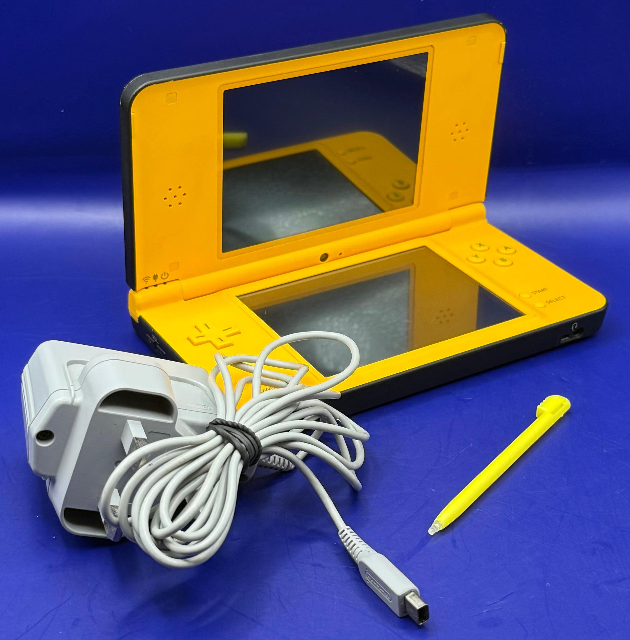Nintendo DSI XL Yellow - Chesterfield