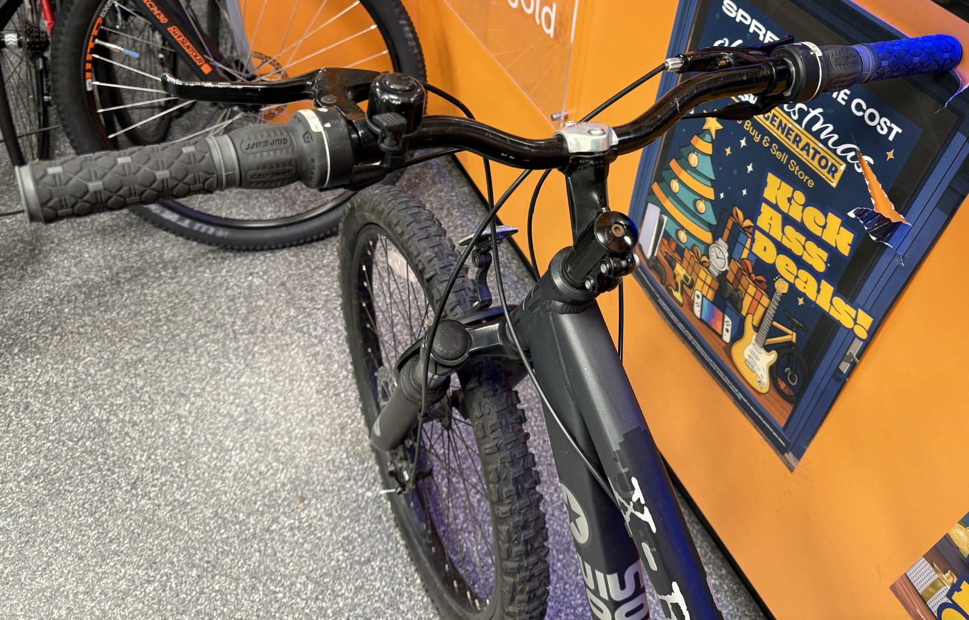 ** Collection Only ** Apollo X-Rated Junior Mountain Bike 14" Frame, 26" Wheels, 18-Speed