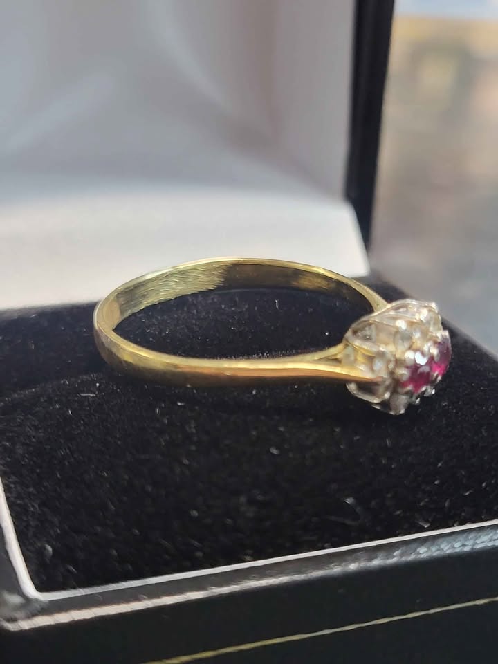 18ct Yellow Gold Ring With Clear And Red/Pink Stones - 3.15G - Size T. Hallmarked