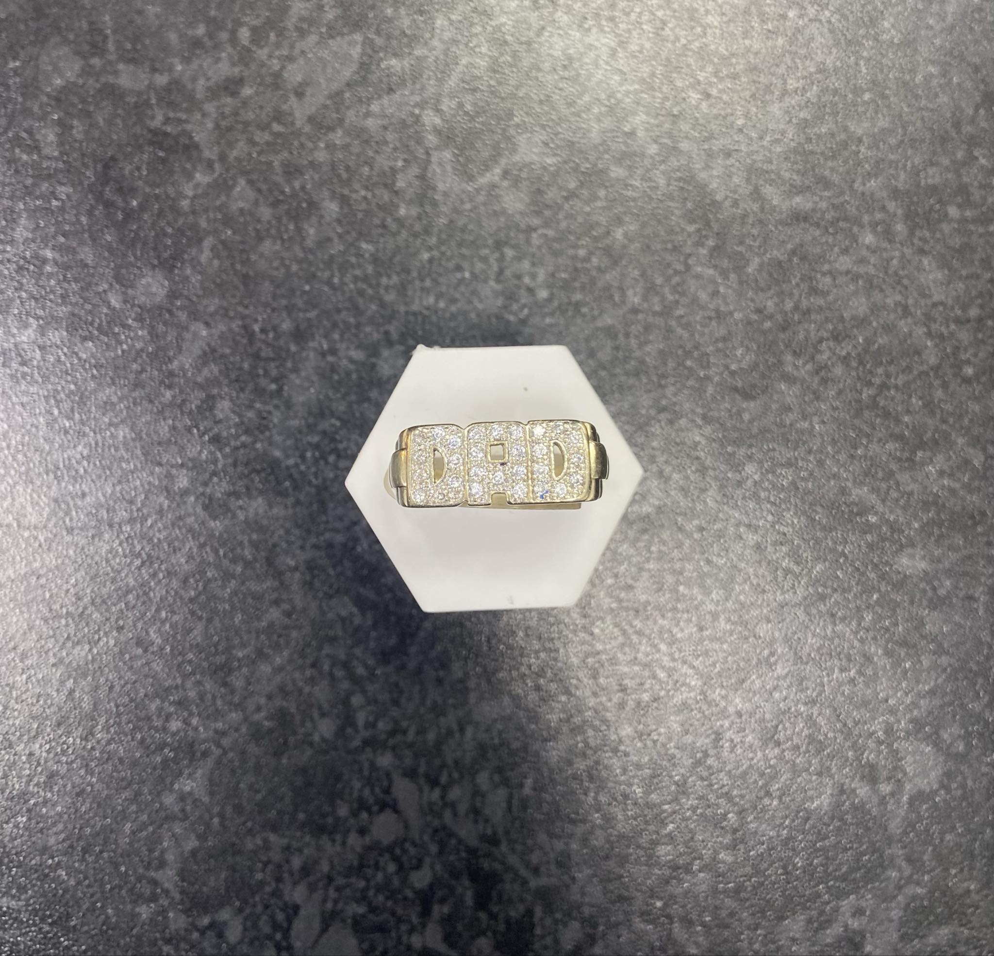 9ct Gold Gents C/Z 'DAD' Ring (Size T), 5.8g
