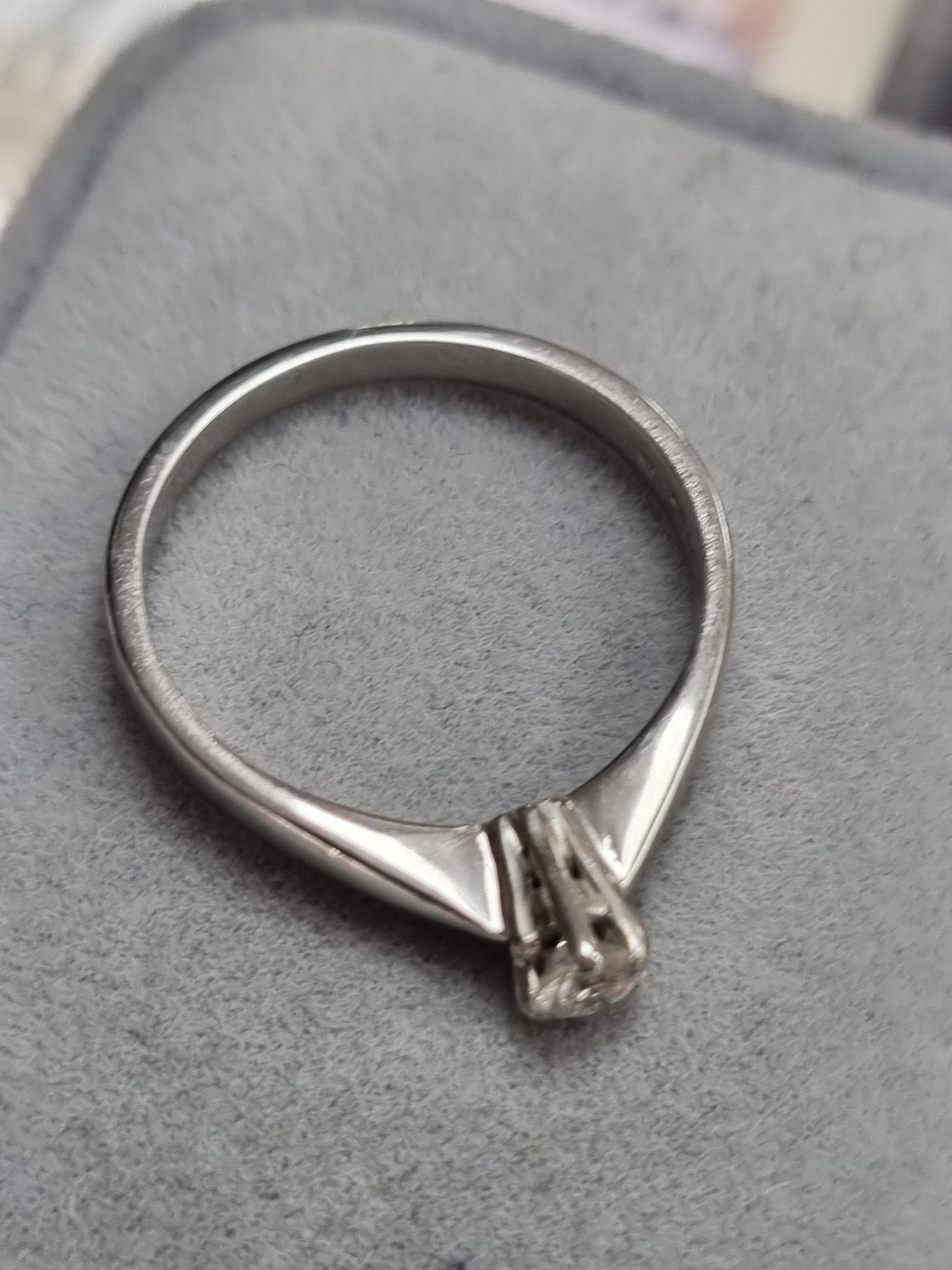 18ct White Gold Diamond Ring Size "O"