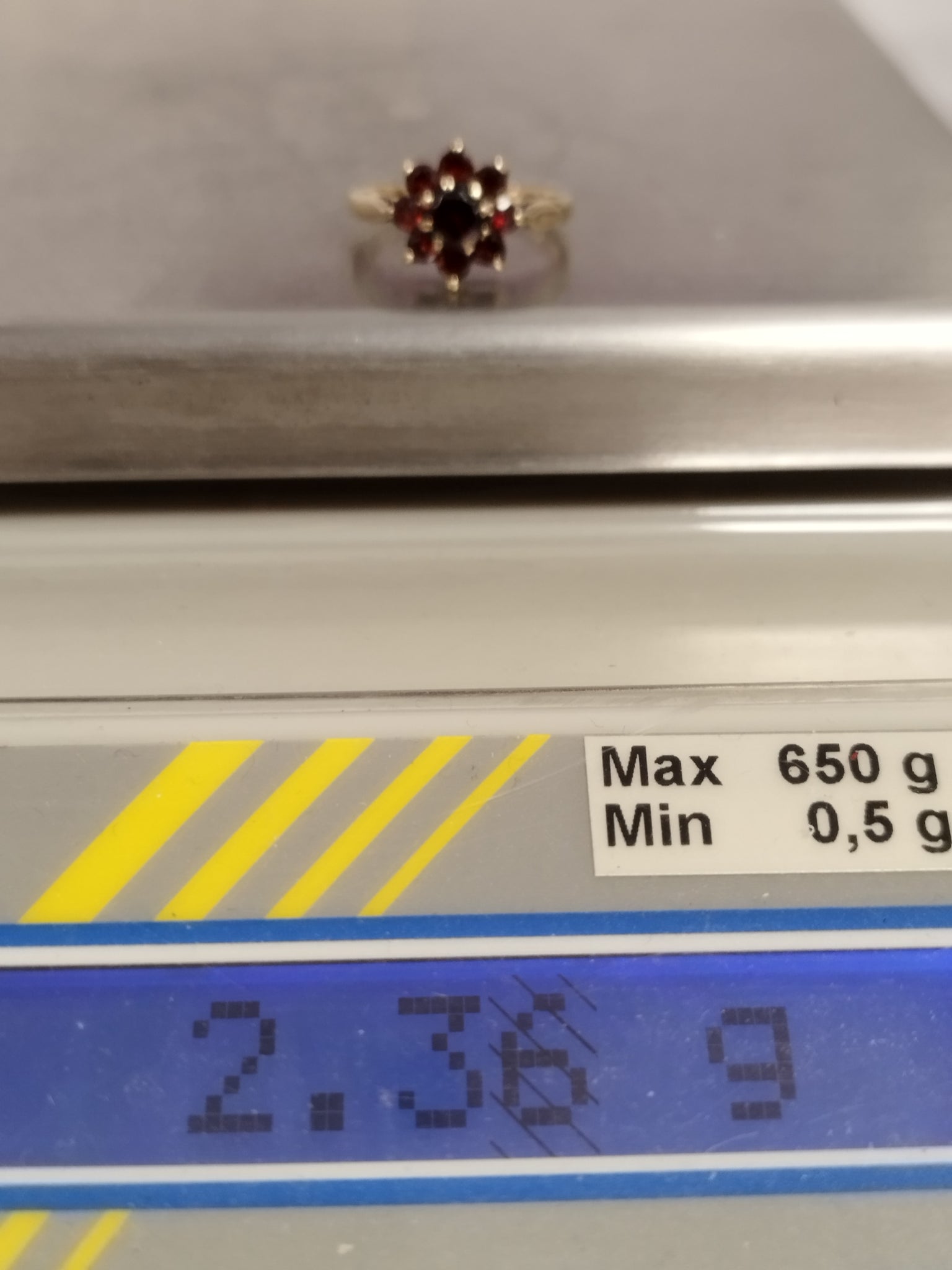 9ct Yellow Gold Red Stone Cluster Ring - Size I