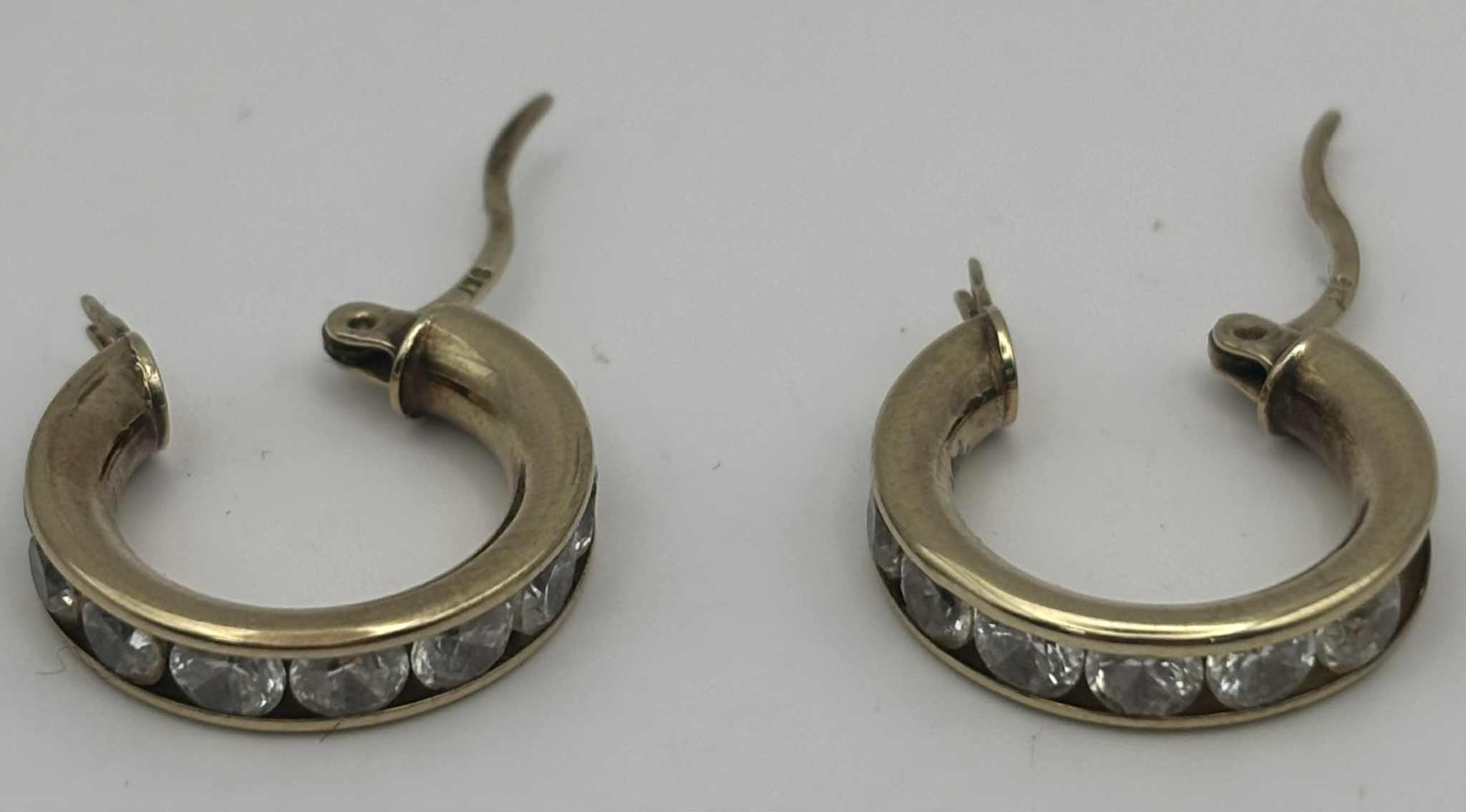 9K gold earring's 2.53g with white stone's ** one stone missing ref pic **