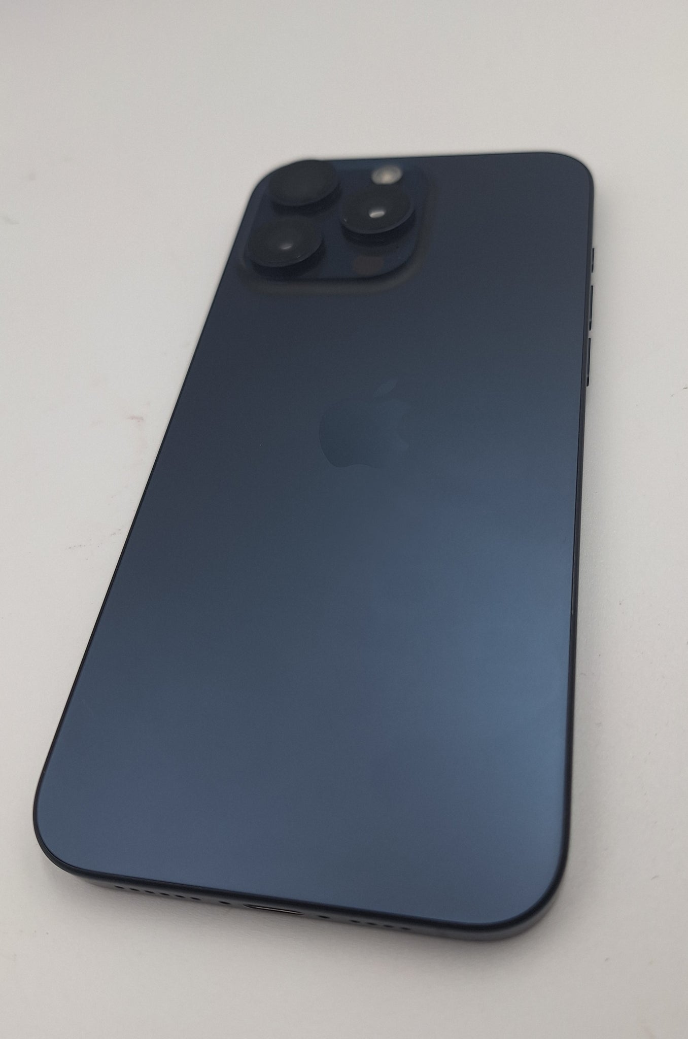 Apple iPhone 15 Pro Max 256GB Blue Titanium unlocked boxed 90% batt health (2 dead spots on the screen)