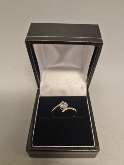 White Gold Lady's Ring 375 9ct 2.1G Size L