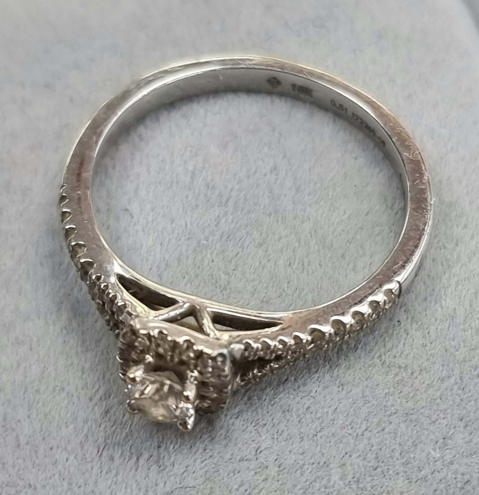 18ct White Gold Diamond Ring P