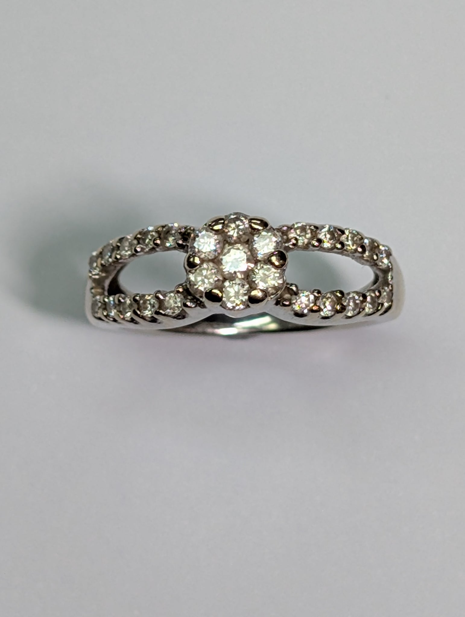 18ct White Gold Diamond Ring - Size I 1/2