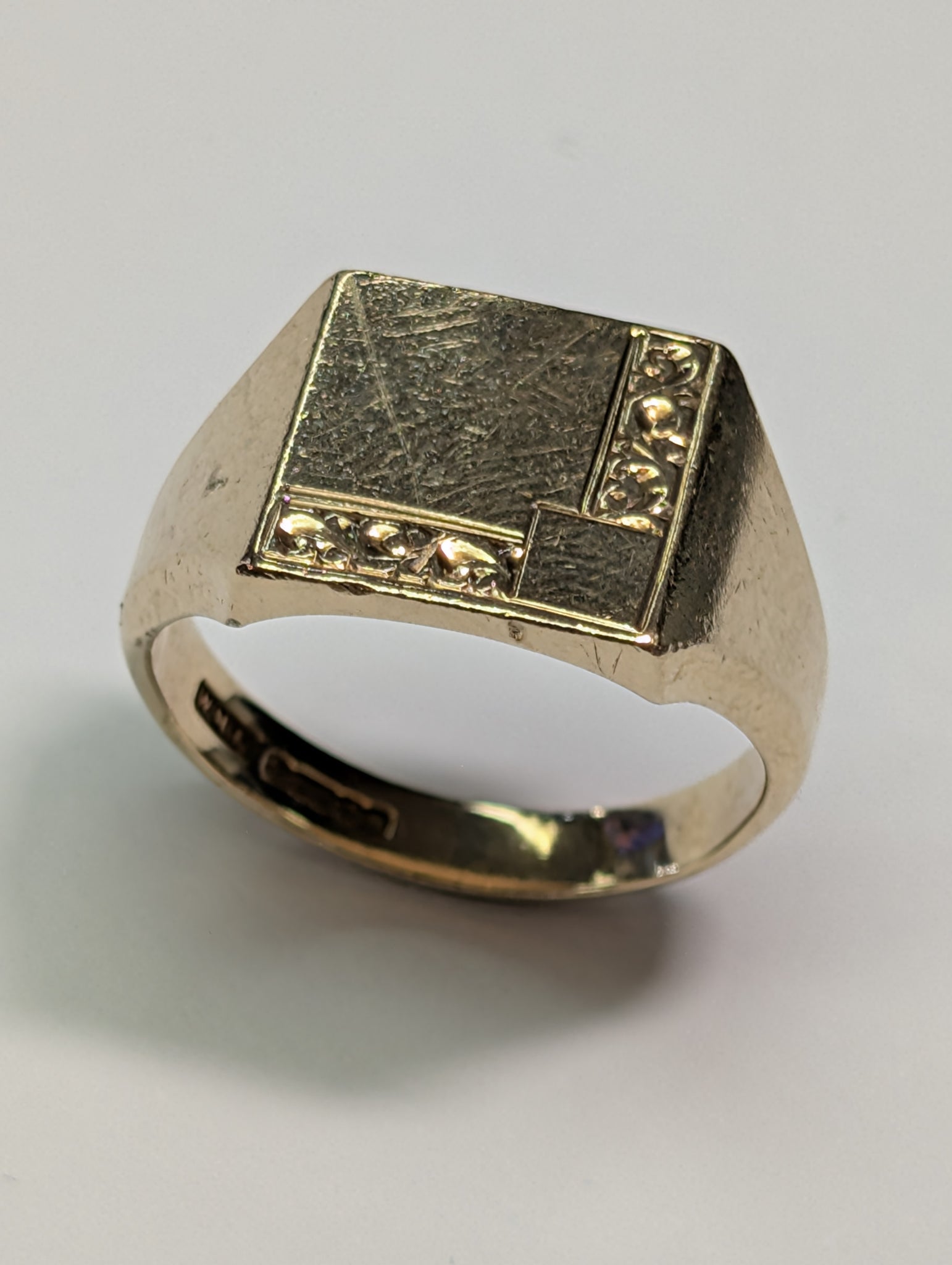 9CT GOLD PATTERNED SIGNET RING