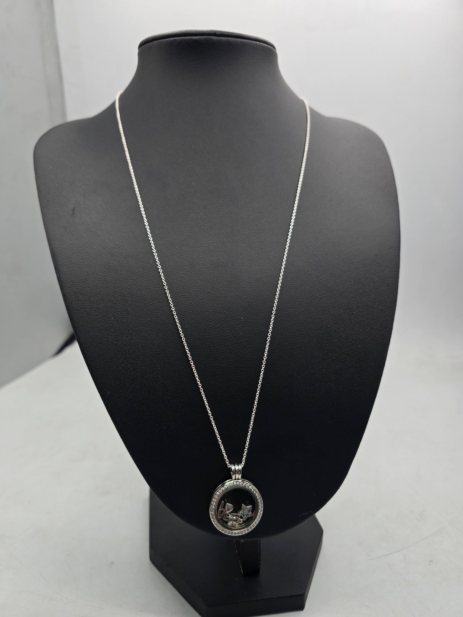 pandora floating locket