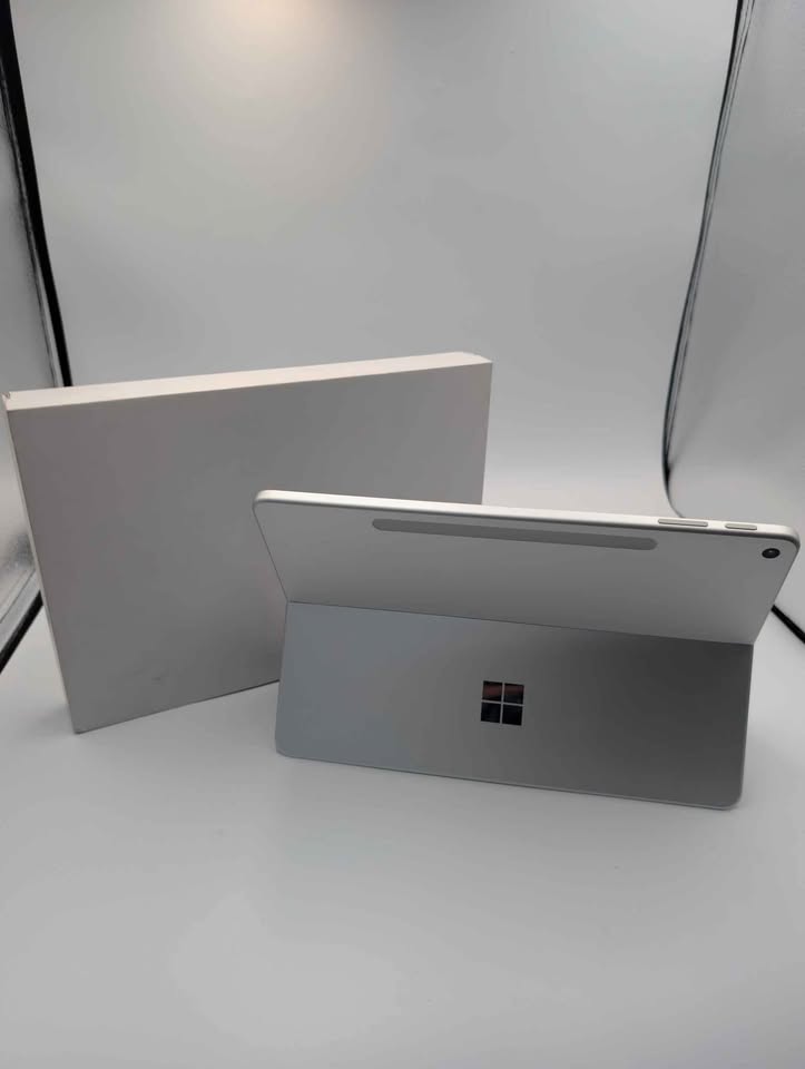 Microsoft Surface Pro - SnapDragon X Elite - 16GB Ram - 512GB SSD - 13" Touchscreen - Windows 11