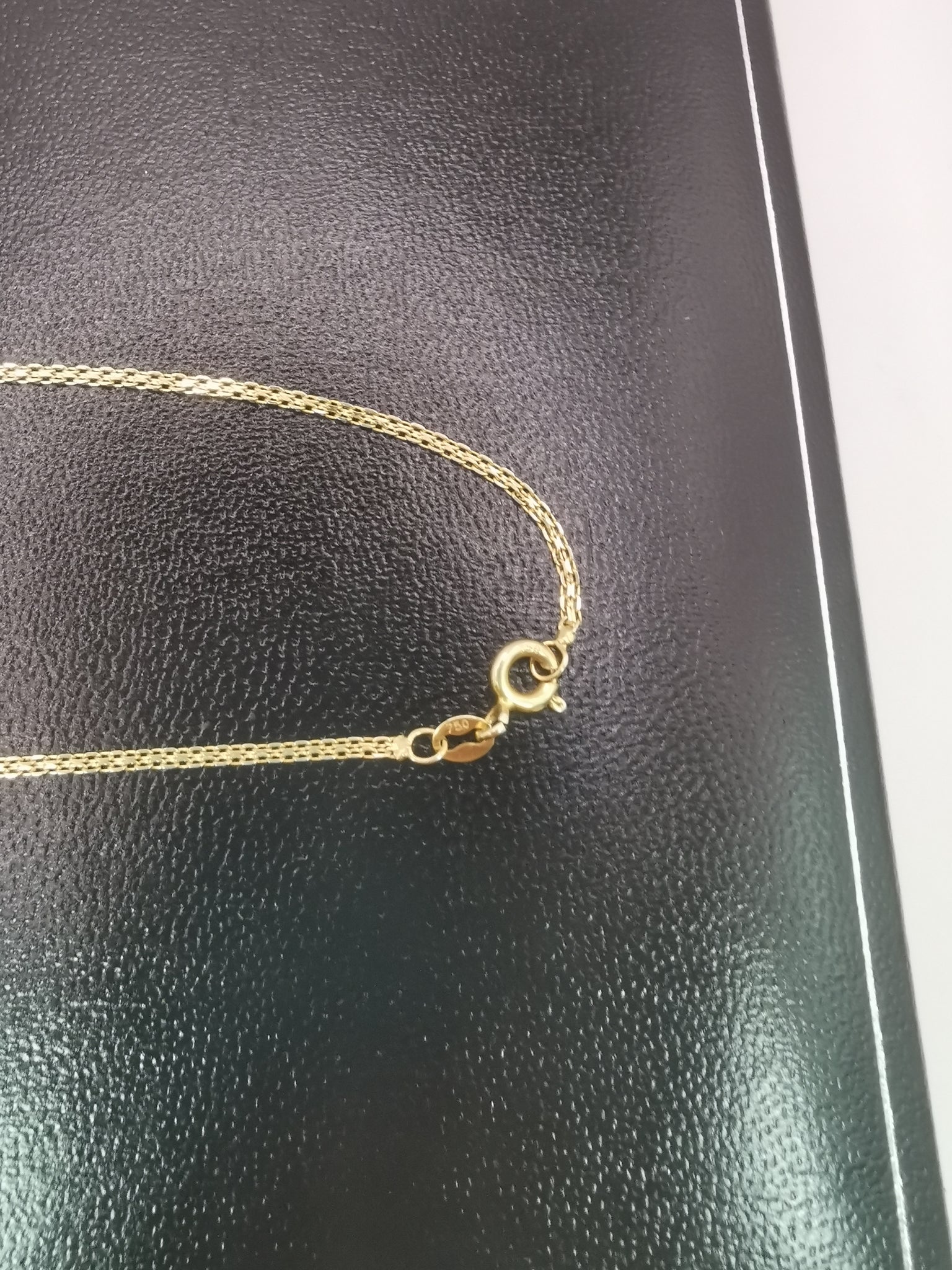 20" 18ct 2.3G Gold Necklace with a 9CT 0.4G cross pendant Hallmarked and Tested