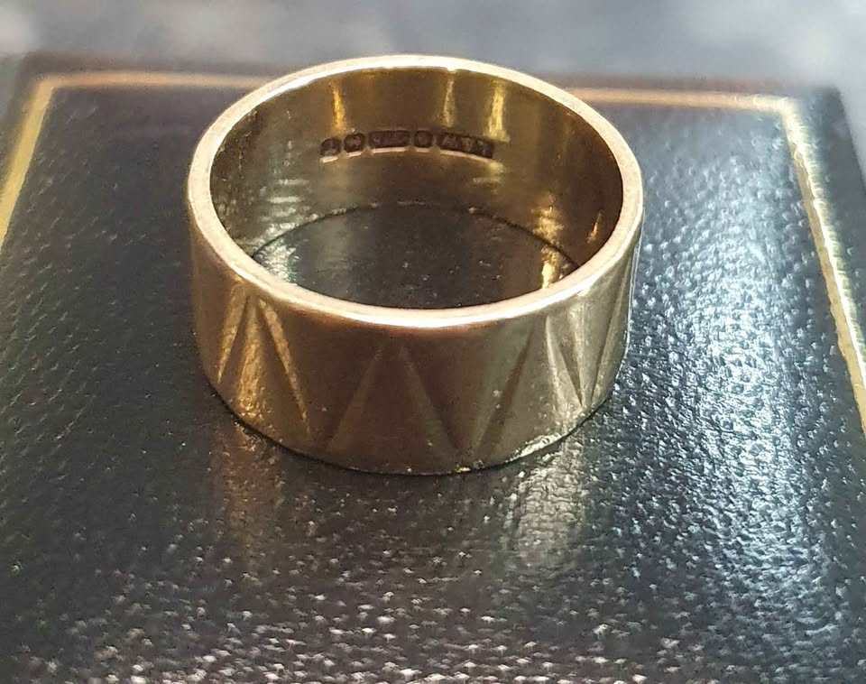 9ct Yellow Gold Ring - 4.29G - Size M. Hallmarked