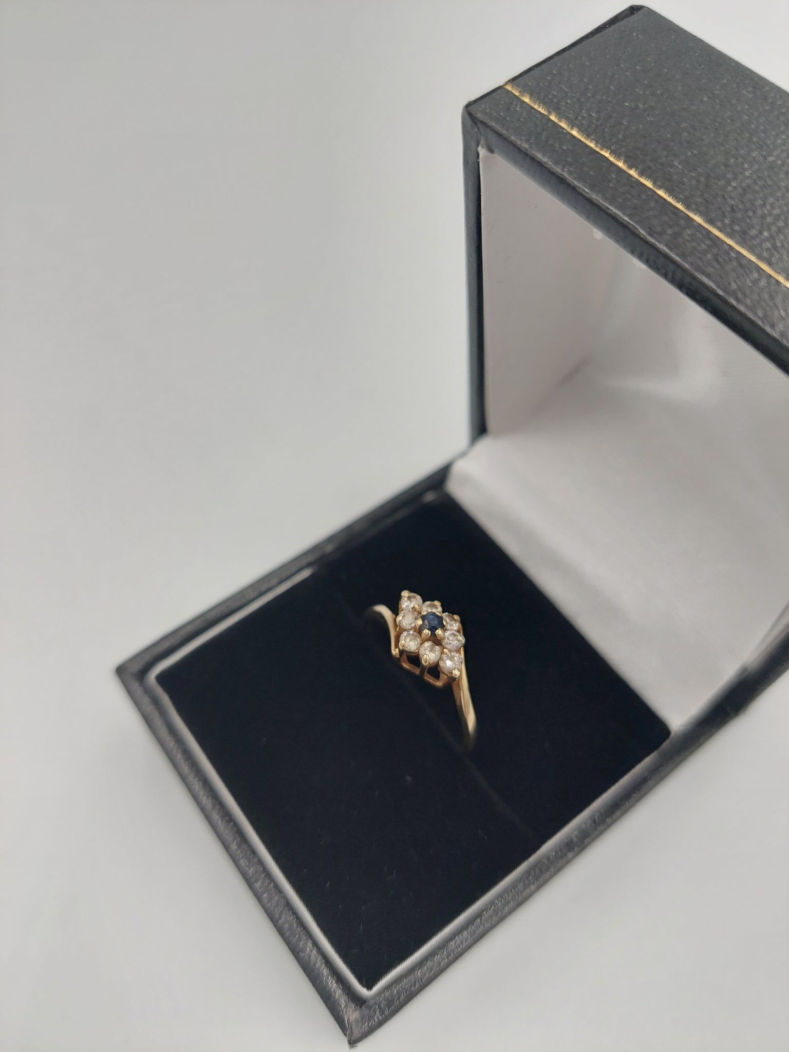 9K Gold Ring with Zirconia Stones. 375 Hallmarked, 1.30Grams, Size: L