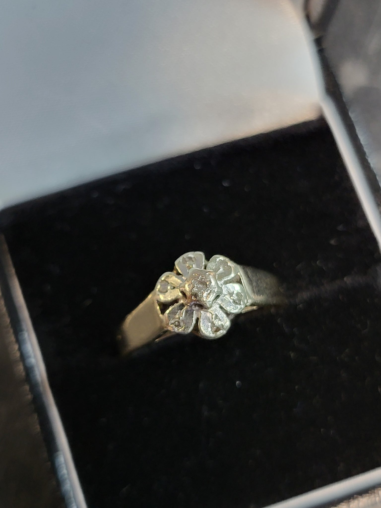 9ct Yellow Gold Ring with Clear Stones - Size N - 2.51g