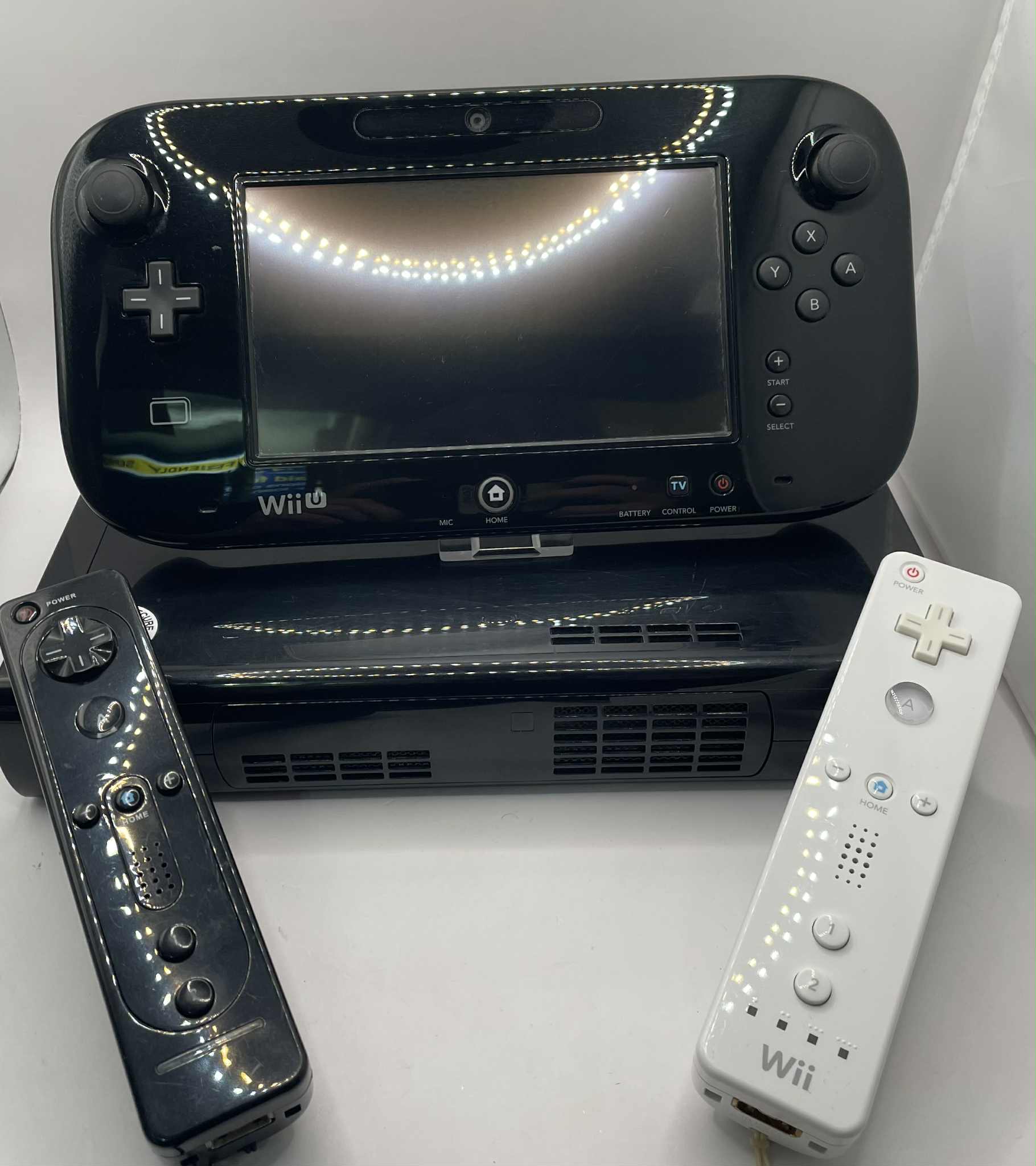 Wii U Console comes 2 controllers, 2 nunchucks