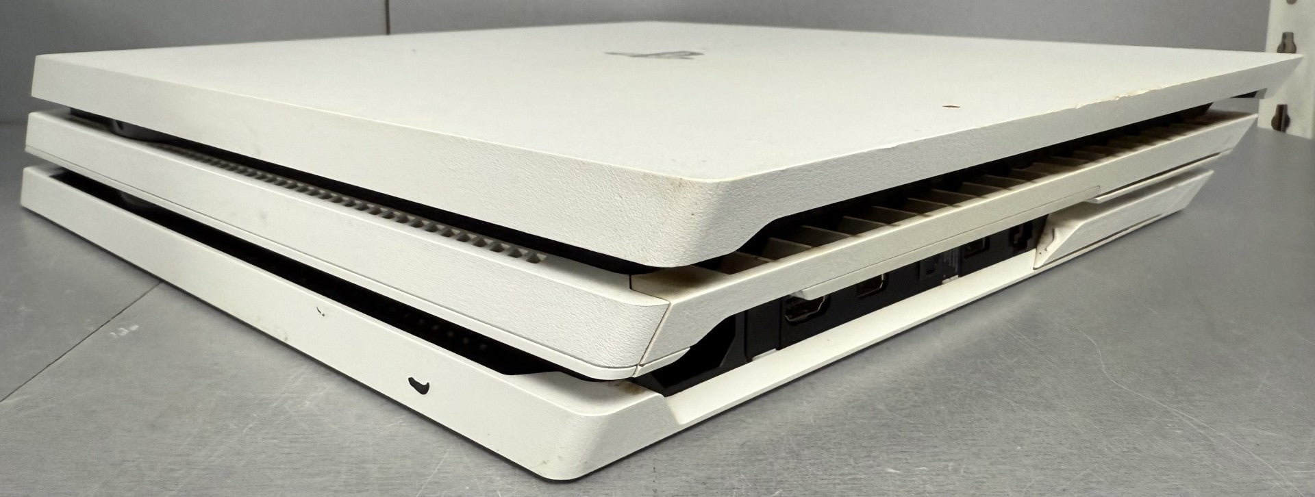 Sony PlayStation 4 Pro 1TB Console Bundle ( + Call Of Duty WW2 ) ** Unboxed **