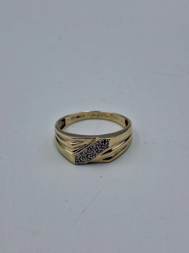 9ct Yellow Gold CZ Enternty Ring - 3.30 Grams - Size Z