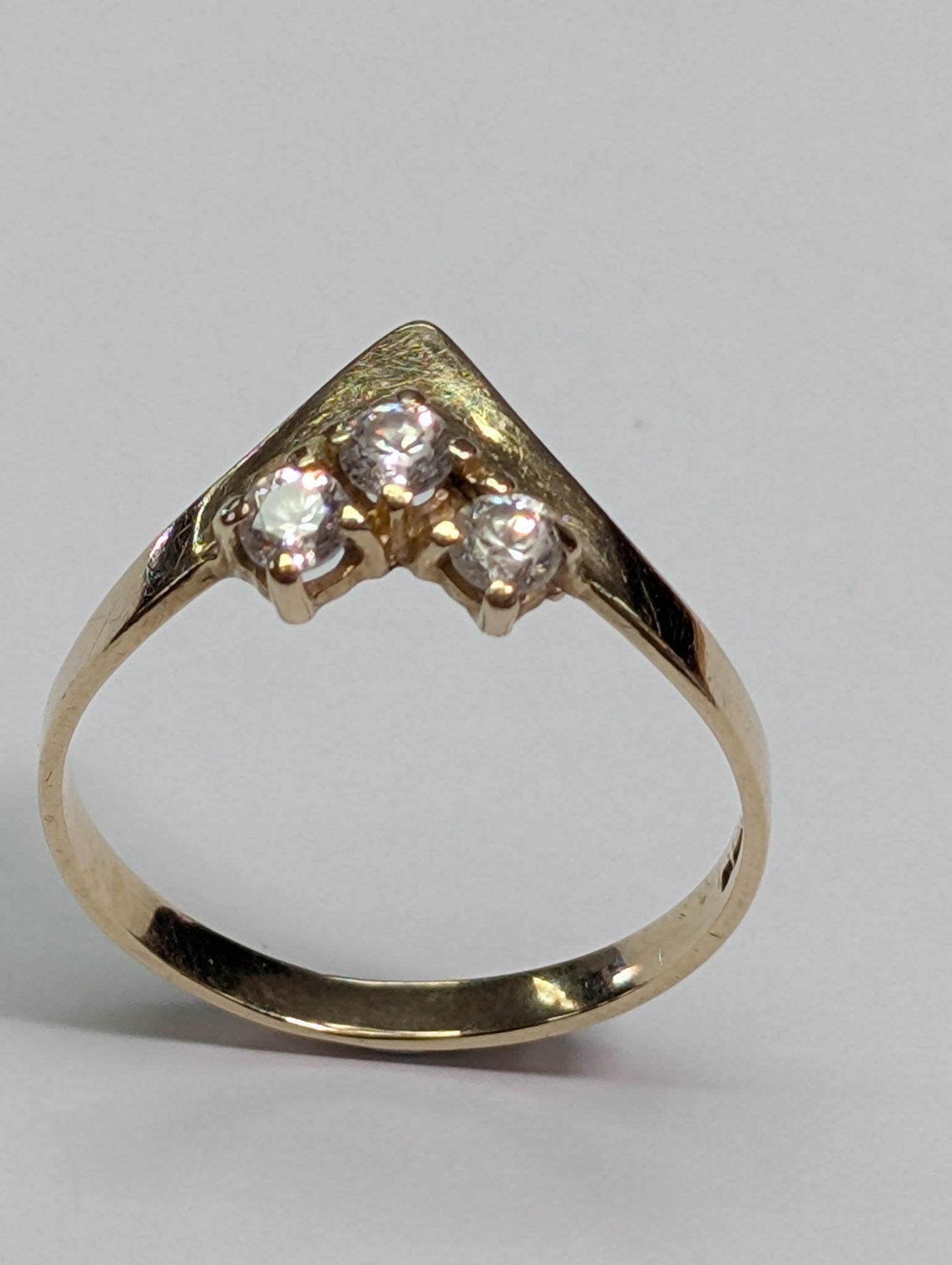 9ct gold wishbone style ring with clear stones