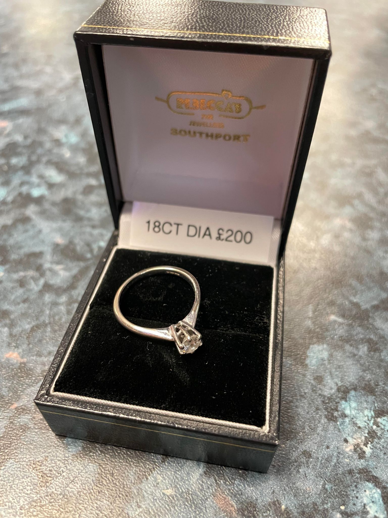 18ct White Gold Diamond ring