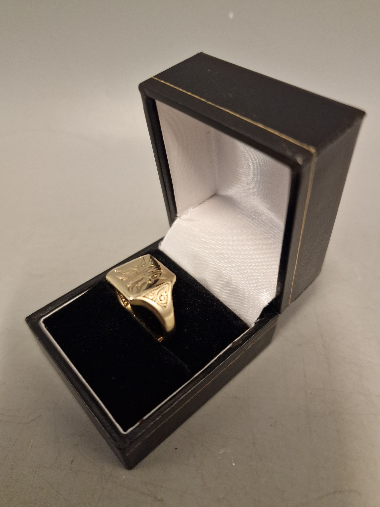 Gold Ring 375 9ct 5.1G Size T