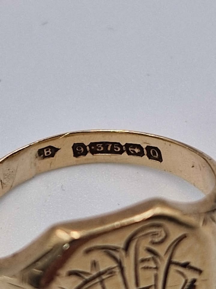 9ct Yellow Gold Patterned Signet Ring - Size O - 5.22 Grams