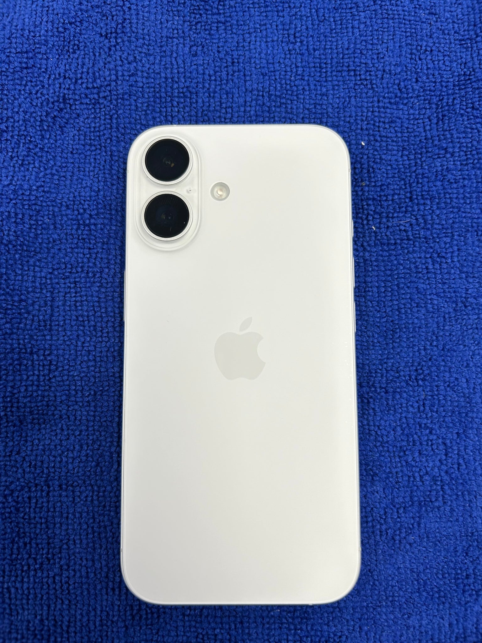 Apple Iphone 16 - White