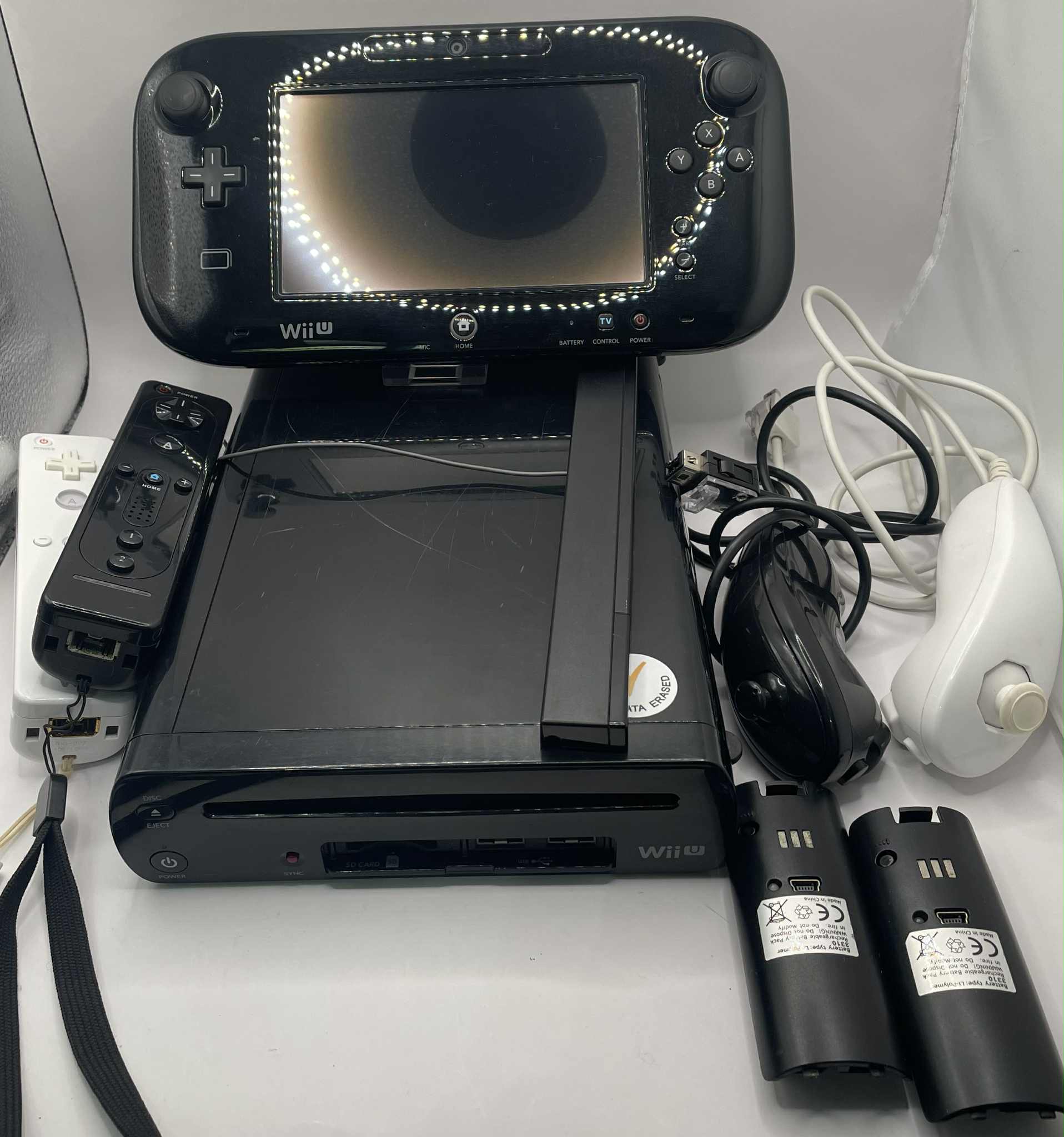 Wii U Console comes 2 controllers, 2 nunchucks