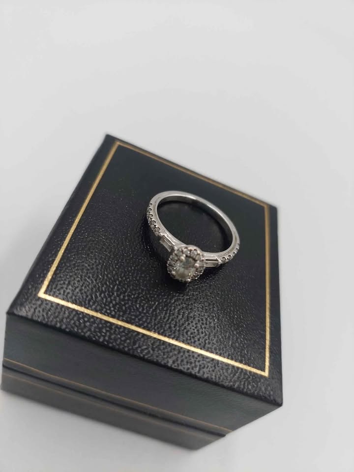 18ct 3.2g White Gold Vera Wang Love Ring With 0.58 Oval Diamond Size M