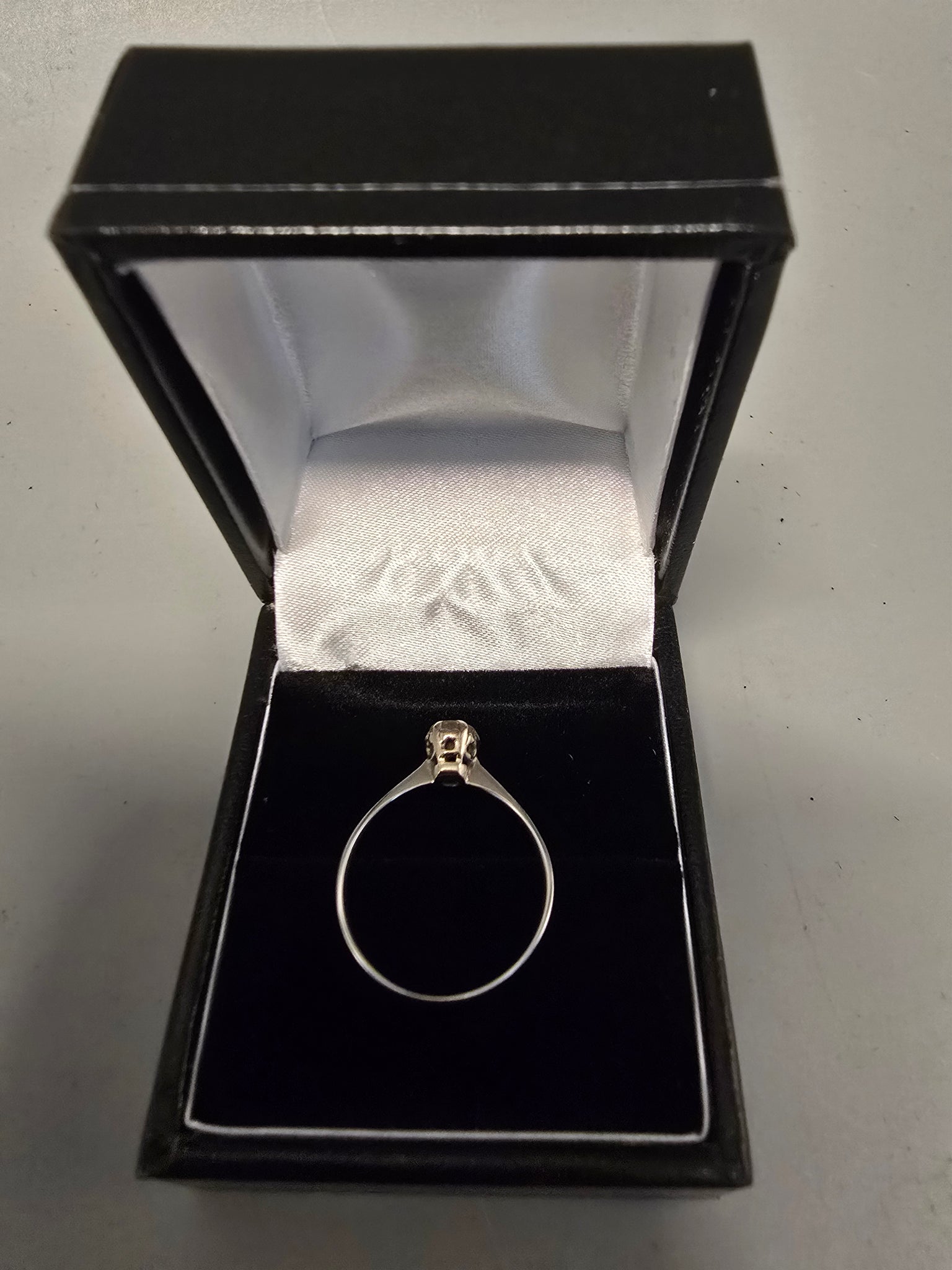 18CT White Gold Ring 750 1.6G Size M