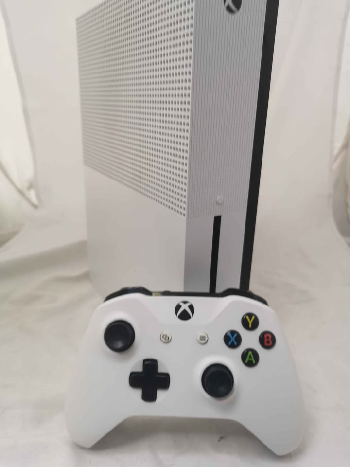 Xbox One S Console, 500GB, White, Unboxed- Game Pad Battery Only