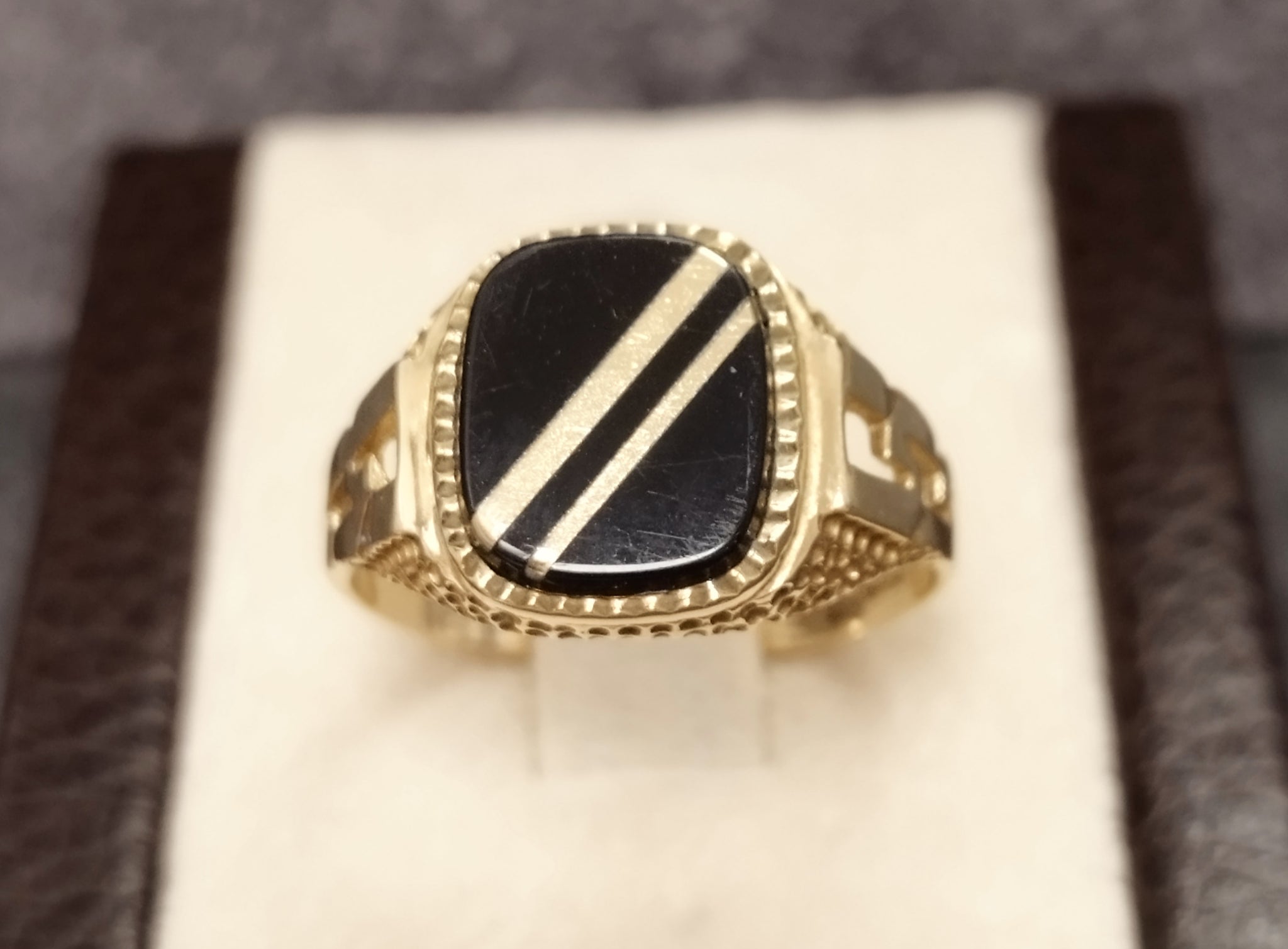 9ct Yellow Gold Decorative Signet Ring With Black Stone - Size V