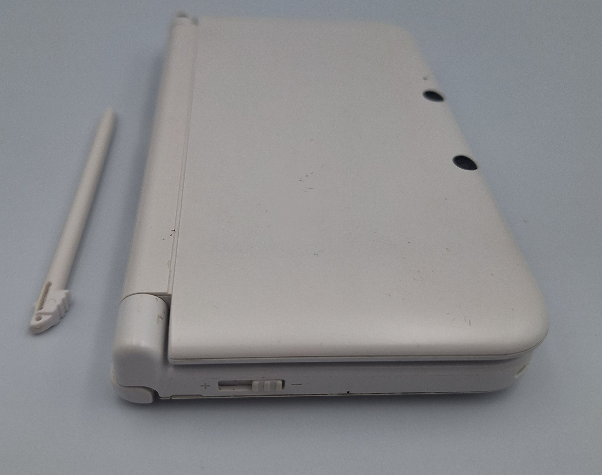 Nintendo 3DS XL handheld Console silver with original pen and charger unboxed