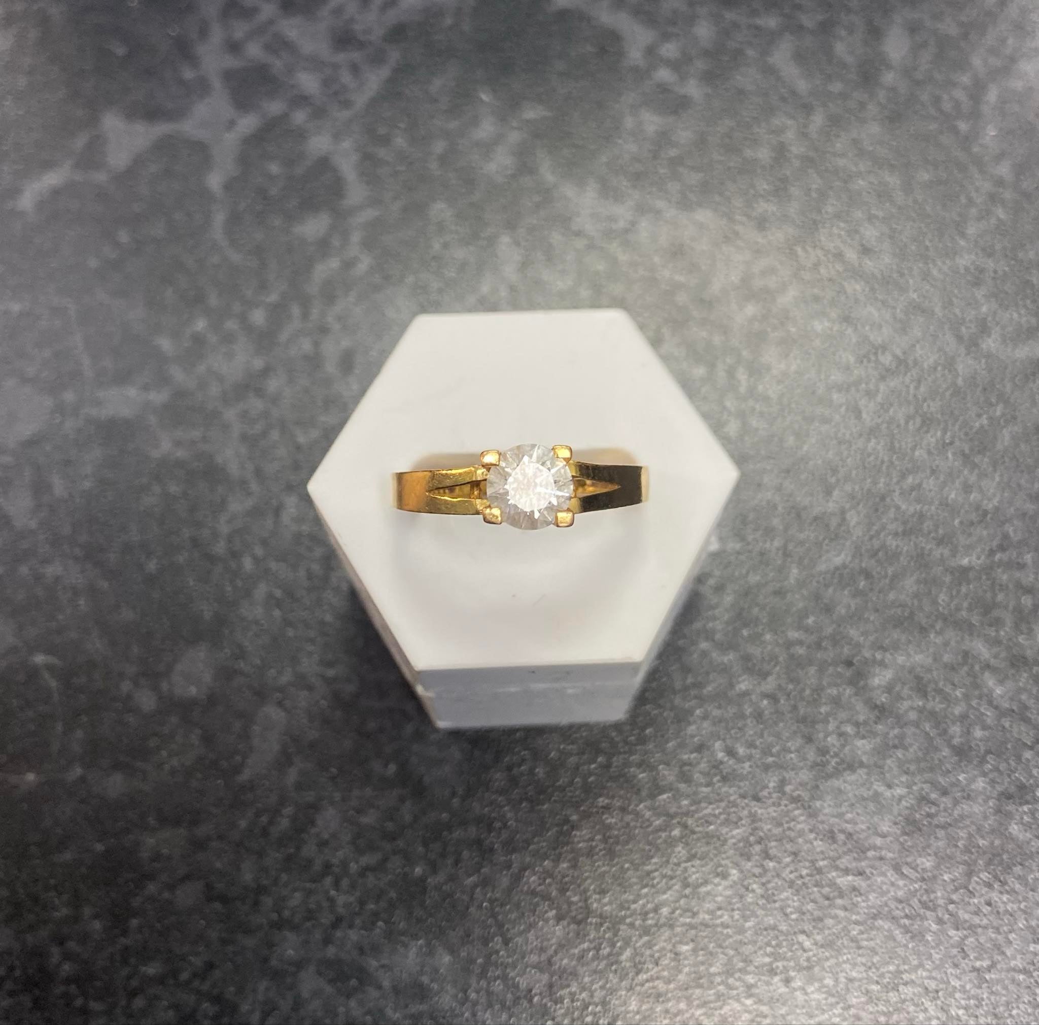 21ct Gold Ladies C/Z Ring (Size O) 3.55g