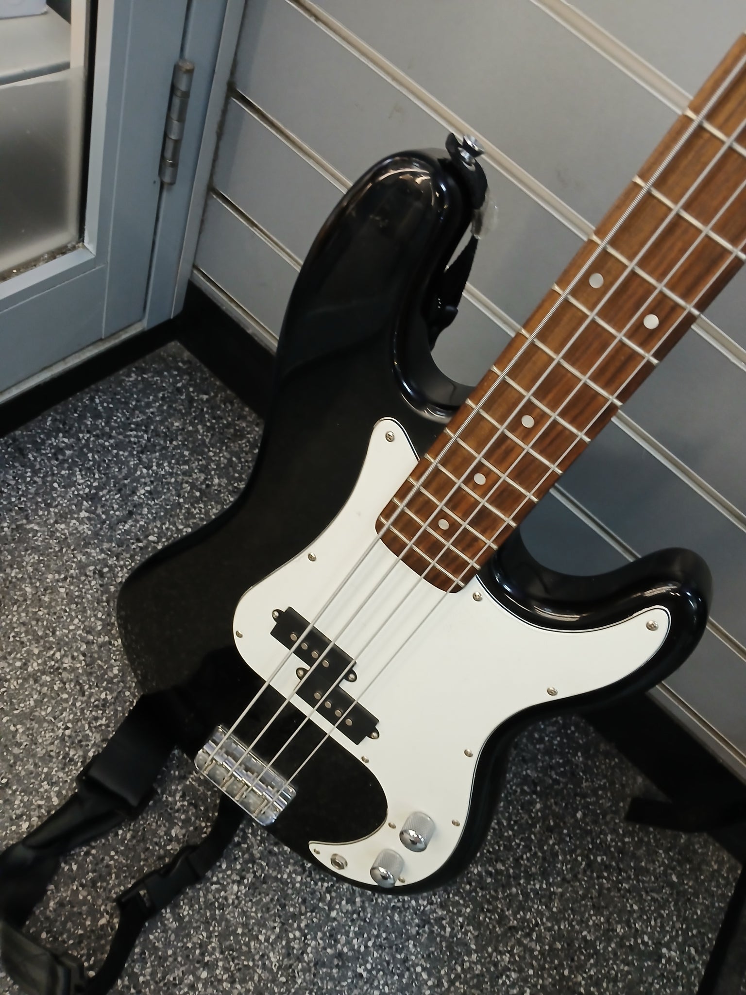 Gear4Music Electric Bass Guitar Black ** Perfect For Beginners **