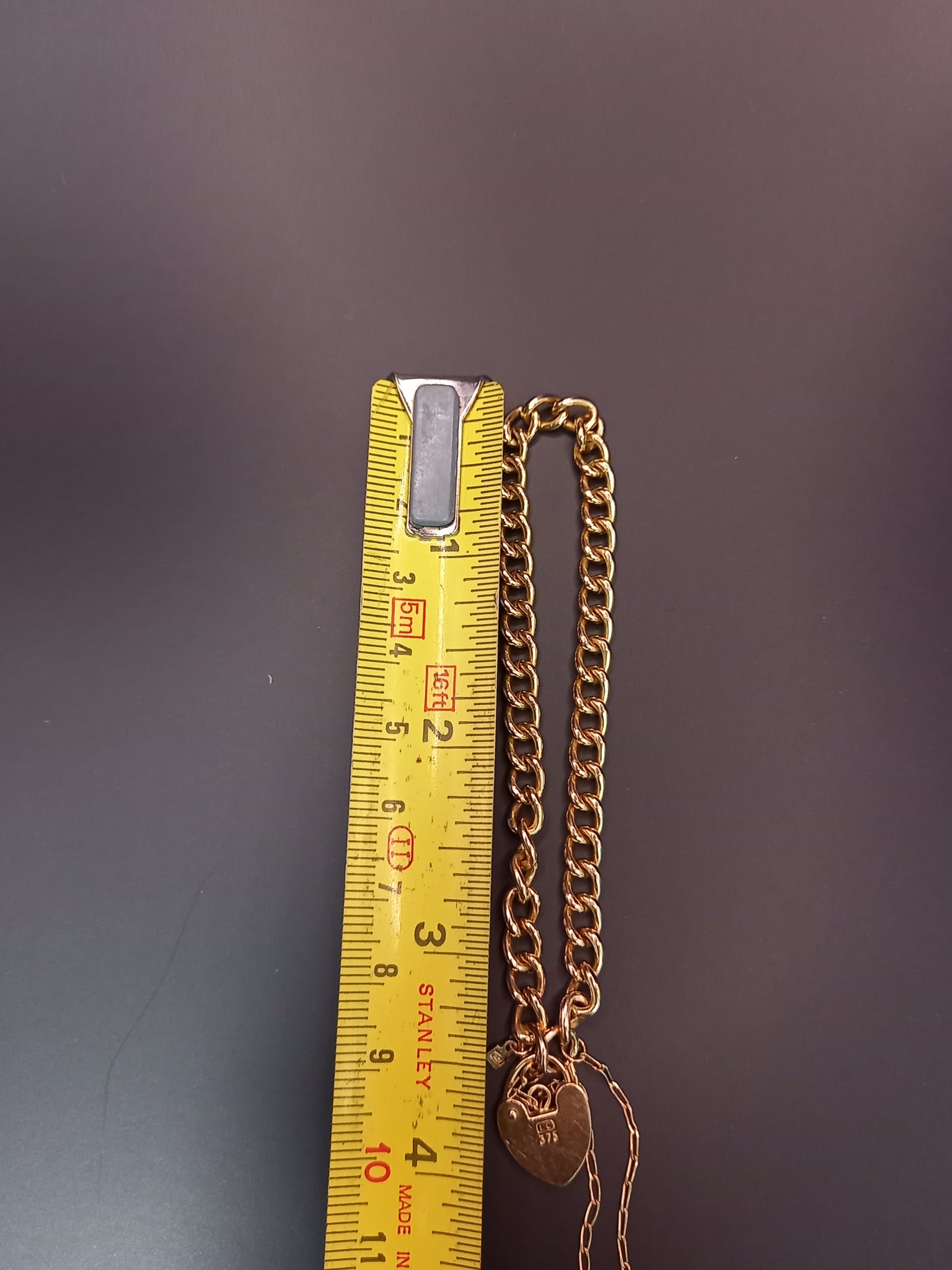 12.8G 9 CT Yellow gold curb bracelet with a heart padlock clasp & safety chain