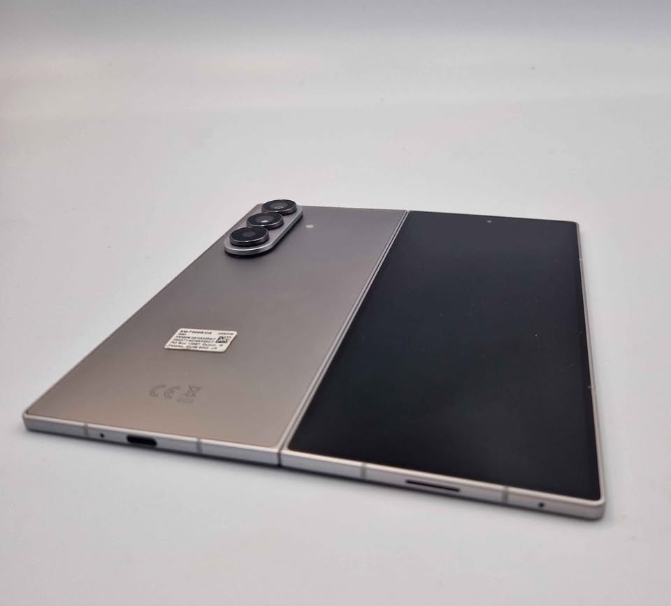 Samsung Galaxy Z Fold 7 - 256GB - Silver Shadow - Unlocked - Boxed