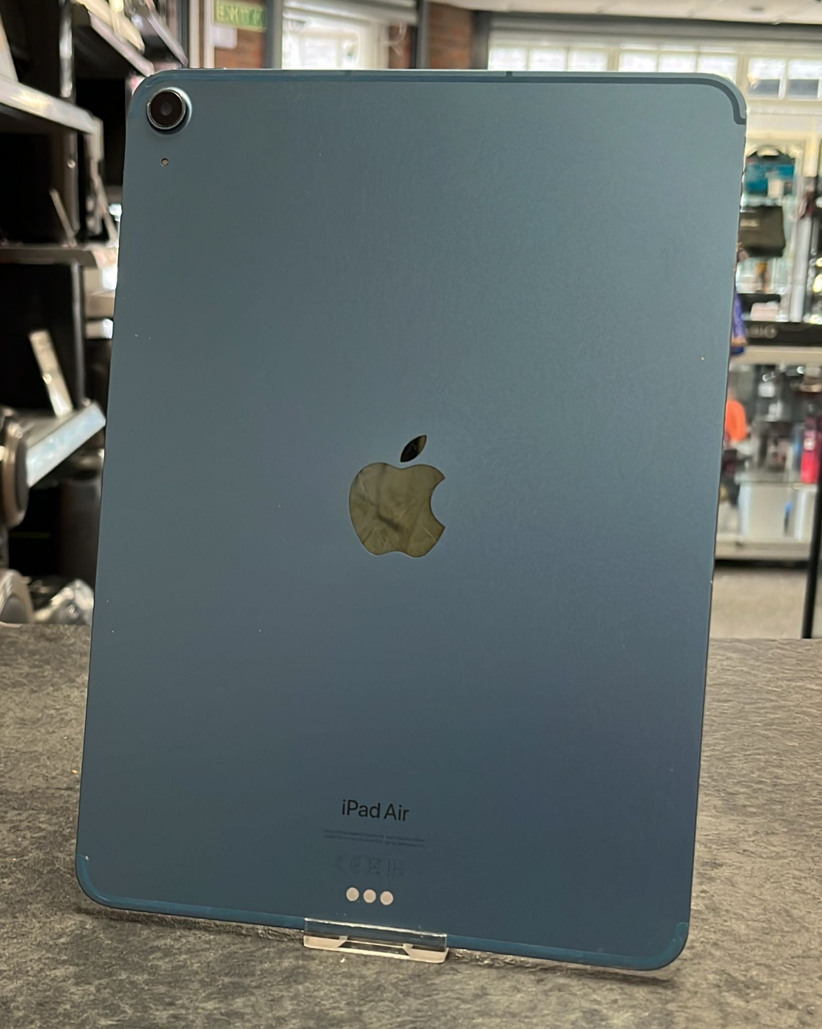 iPad Air 5th Gen 64GB Wi-Fi + 5G Blue