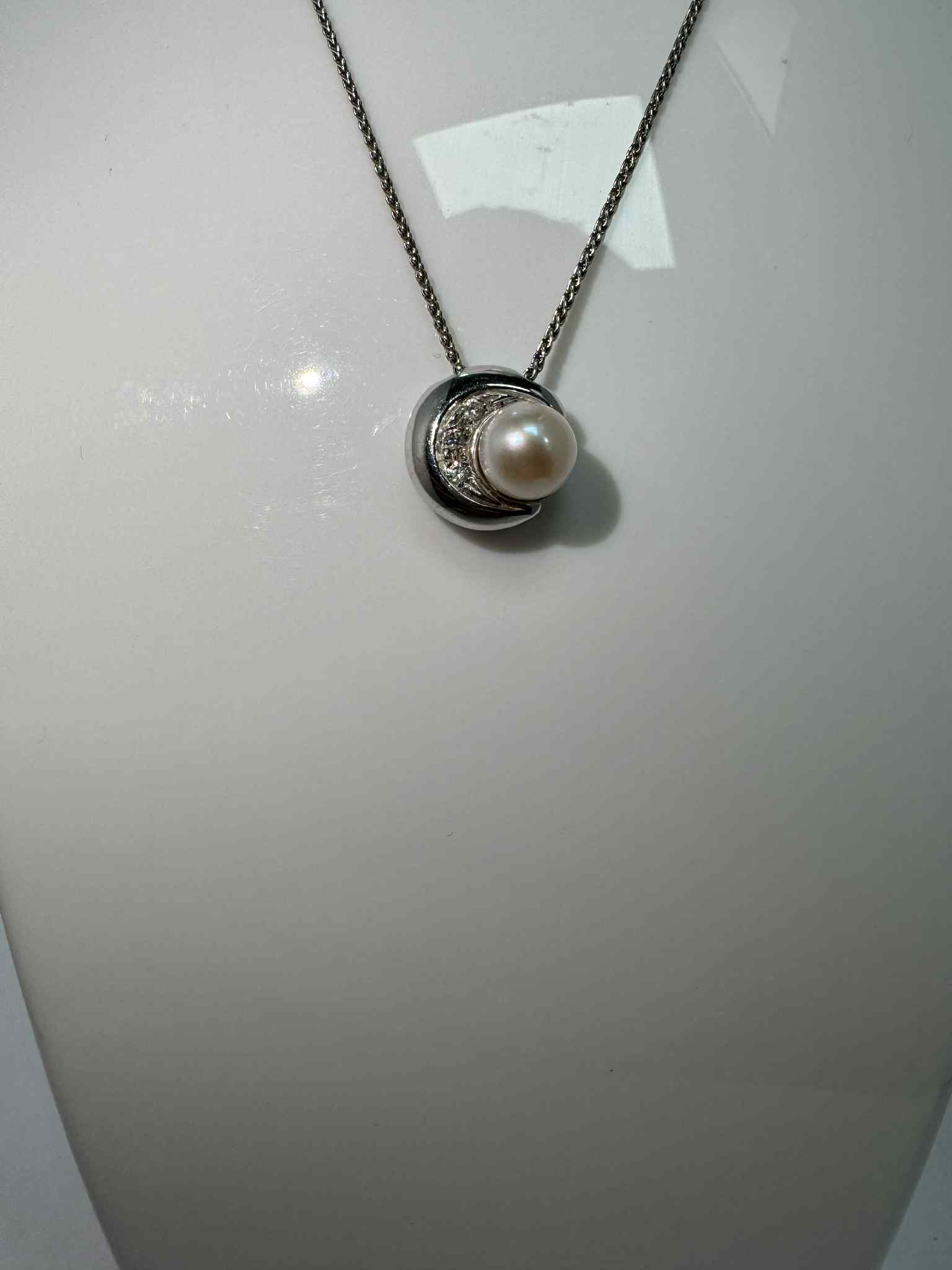 18ct gold necklace ( white gold) (6.44g)