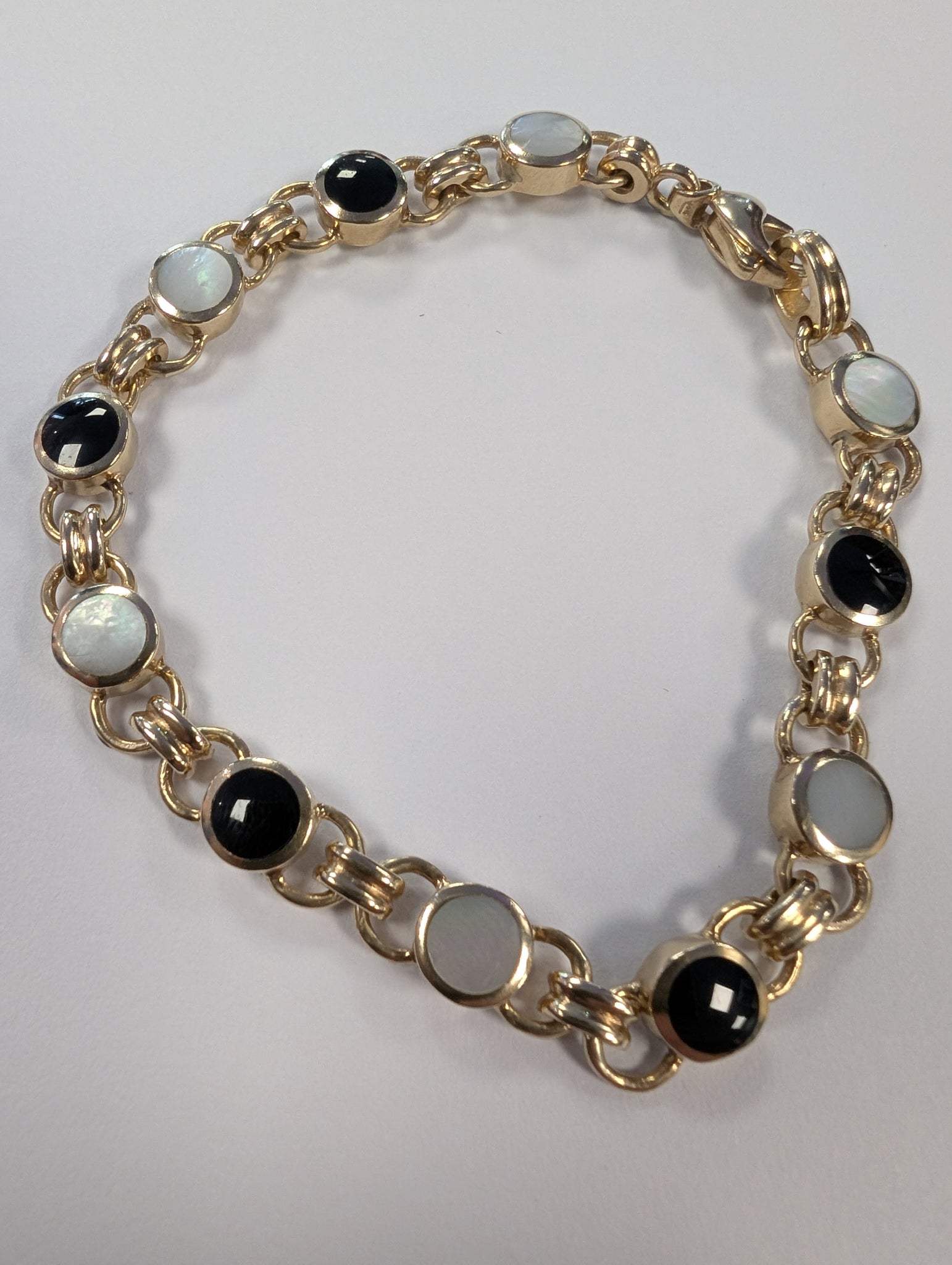 9ct gold  mother of pearl style bracelet