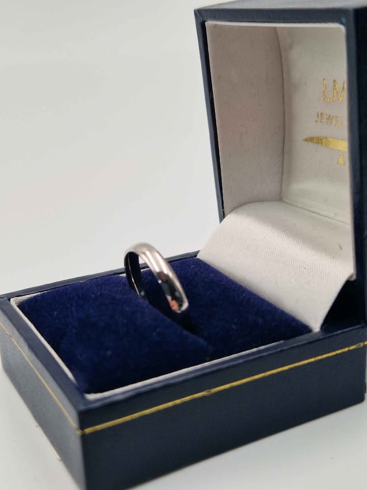 18ct White Gold Thin Plain Wedding Band Ring - 3.09 Grams - Size N