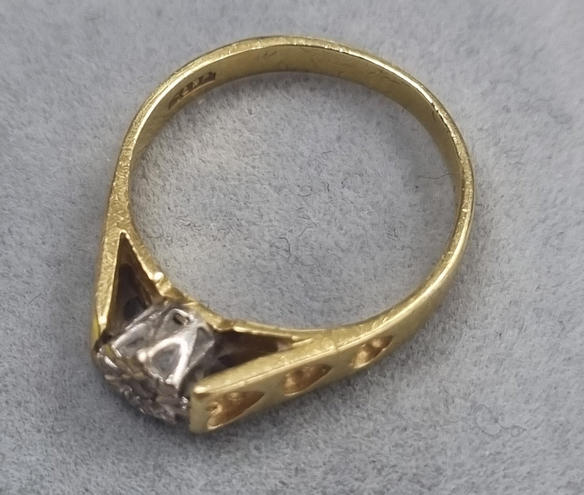 18ct Gold Diamond Ring Size "O"