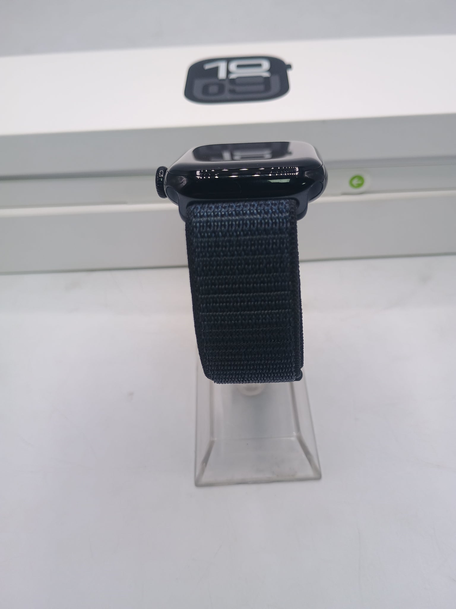 APPLE WATCH SERIES 10. JET BLACK WITH FABRIC SPORT BAND. 42MM GPS