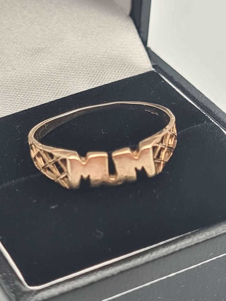 9ct Yellow Gold "MUM" Ring - Size S - 1.66 Grams